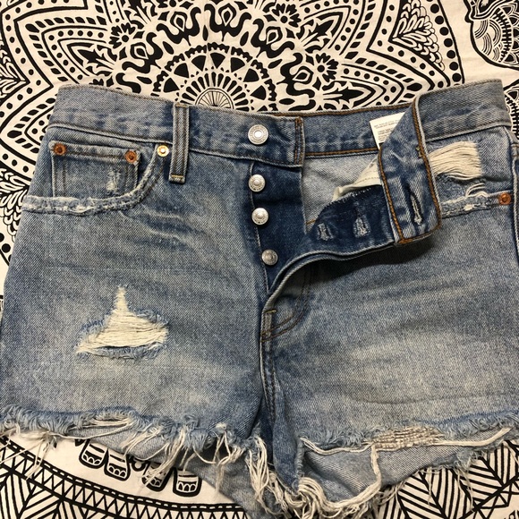 Levi’s booty shorts 27 - Picture 3 of 5
